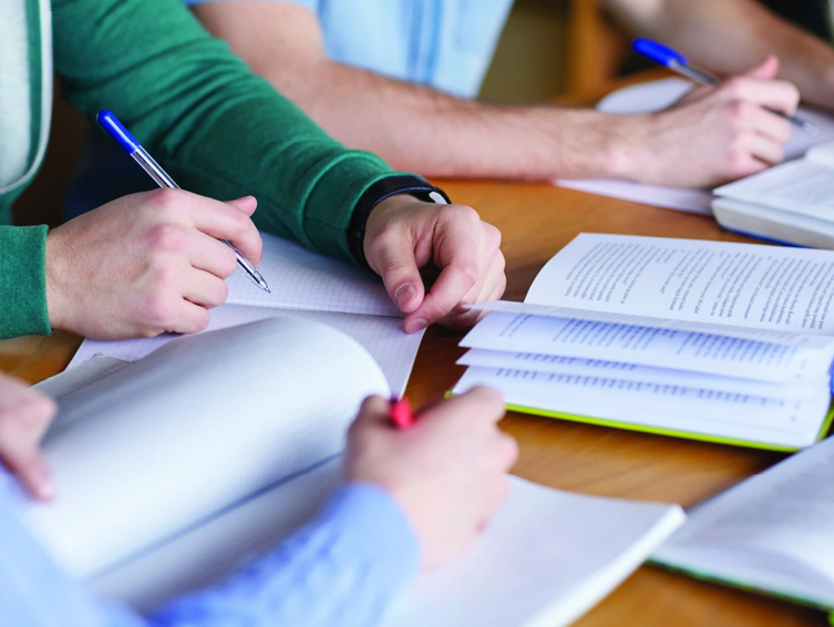 Tingkatkan Writing Skills Kamu dengan Noun Phrase Kunci Menulis Kalimat yang Lebih Elegan dan Jelas Bersama EF EFEKTA English for Adults